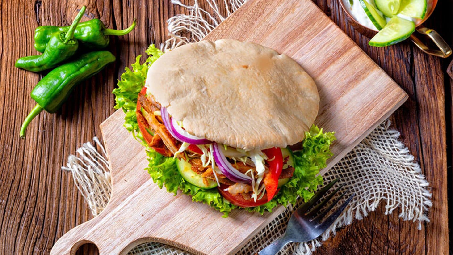 Sándwich de pan de pita con lomo adobado y 'tzatziki'