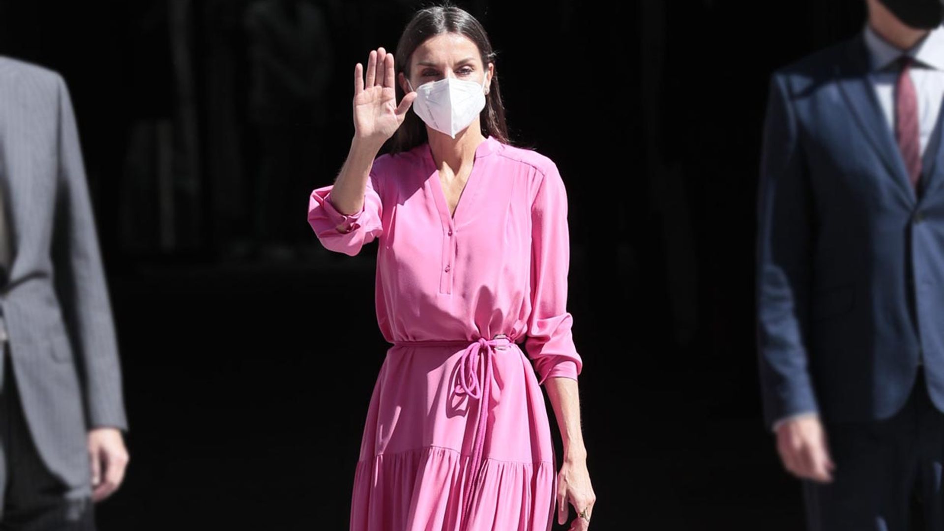 En color rosa y corte 'oversize', el nuevo vestido de la Reina con el que arriesga y gana
