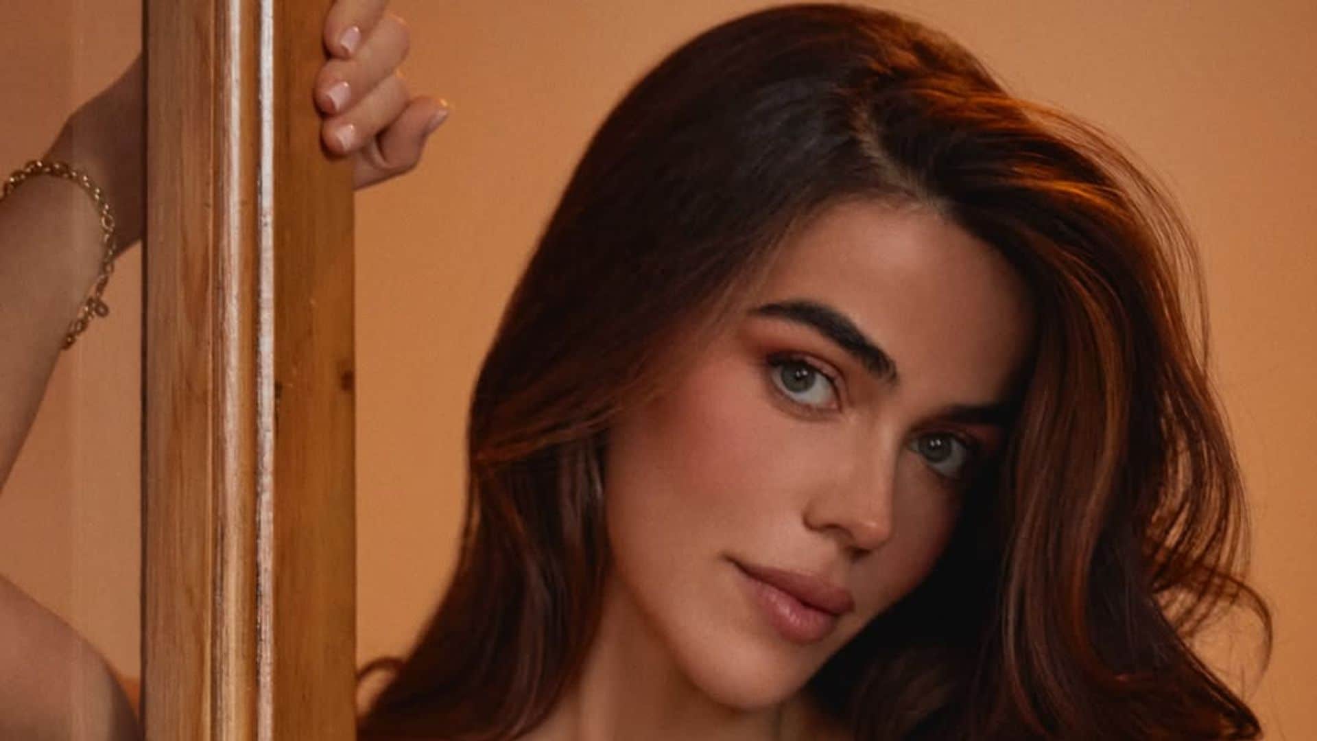 violeta mangriñan con manicura corta