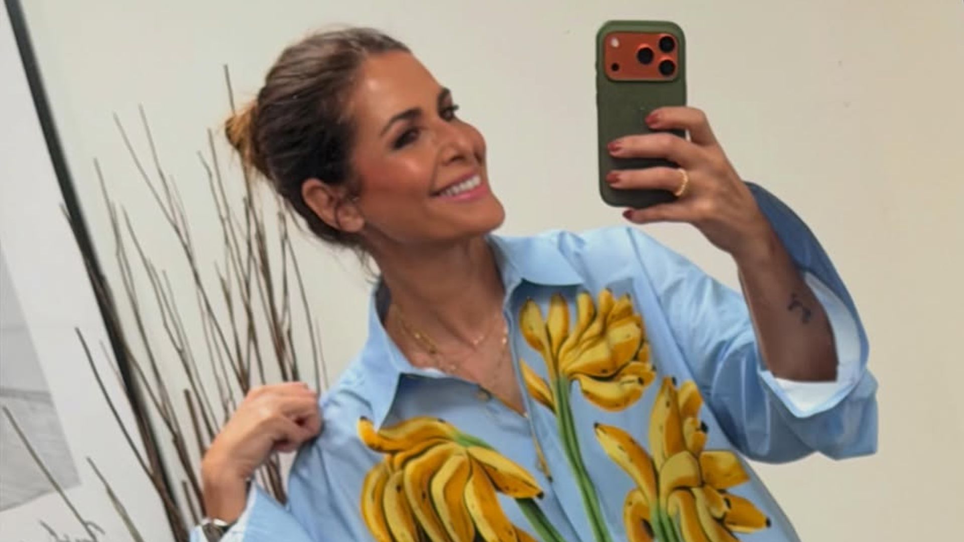 Nuria Roca con camisa original de plátanos y vaqueros efecto piernas infinitas. 