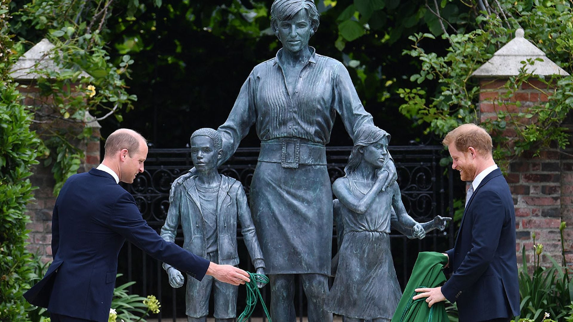 Así ha sido el esperado reencuentro entre los príncipes Guillermo y Harry en el homenaje a su madre por su 60º cumpleaños