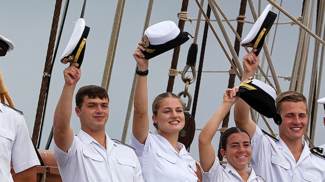 La princesa Leonor con sus compañeros guardiamarinas llegando a Panamá