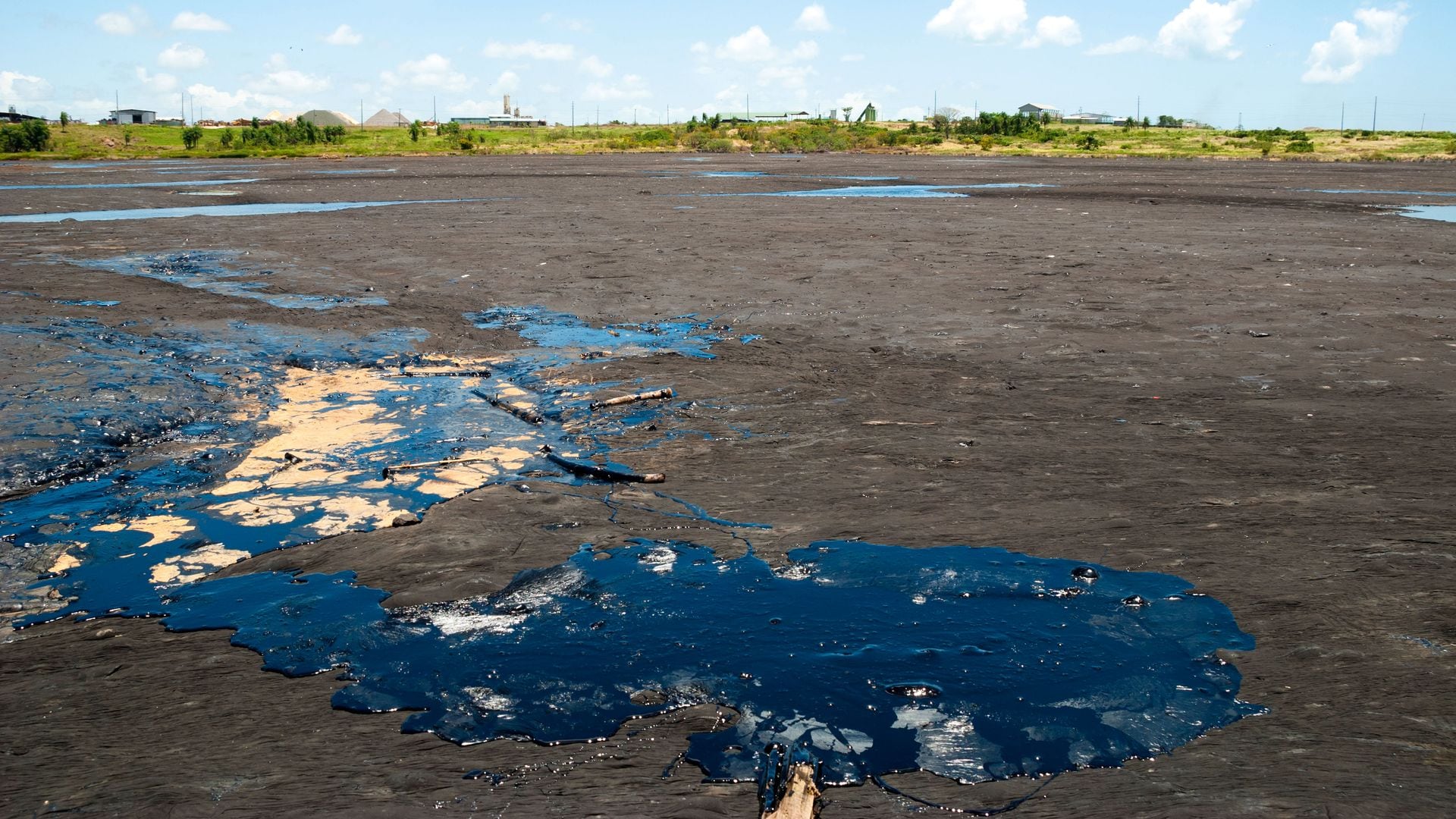 En Trinidad y Tobago, el lago Pitch burbujea como asfalto líquido, la mayor reserva natural de betún del planeta.