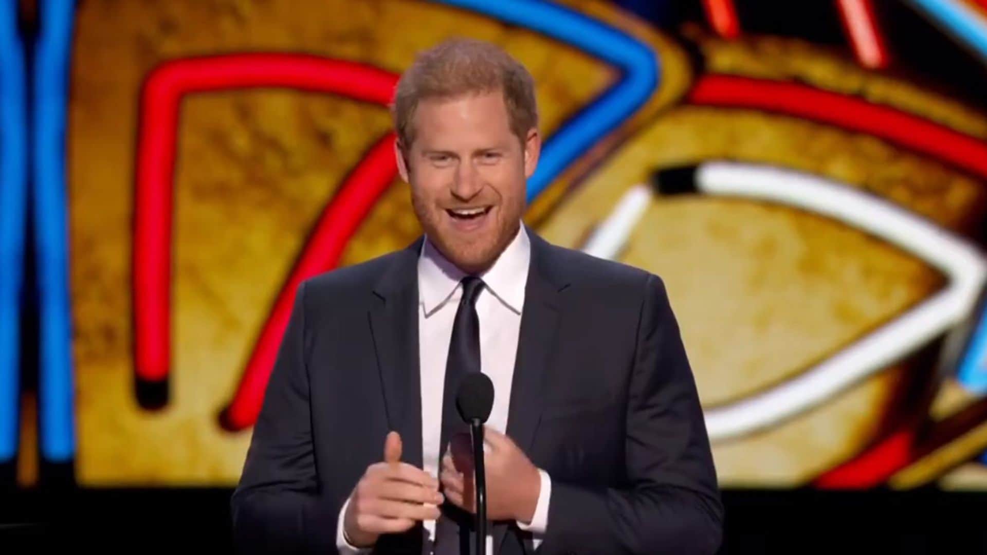El príncipe Harry reaparece muy sonriente en Las Vegas y da un discurso lleno de bromas, pero sin mencionar a su padre