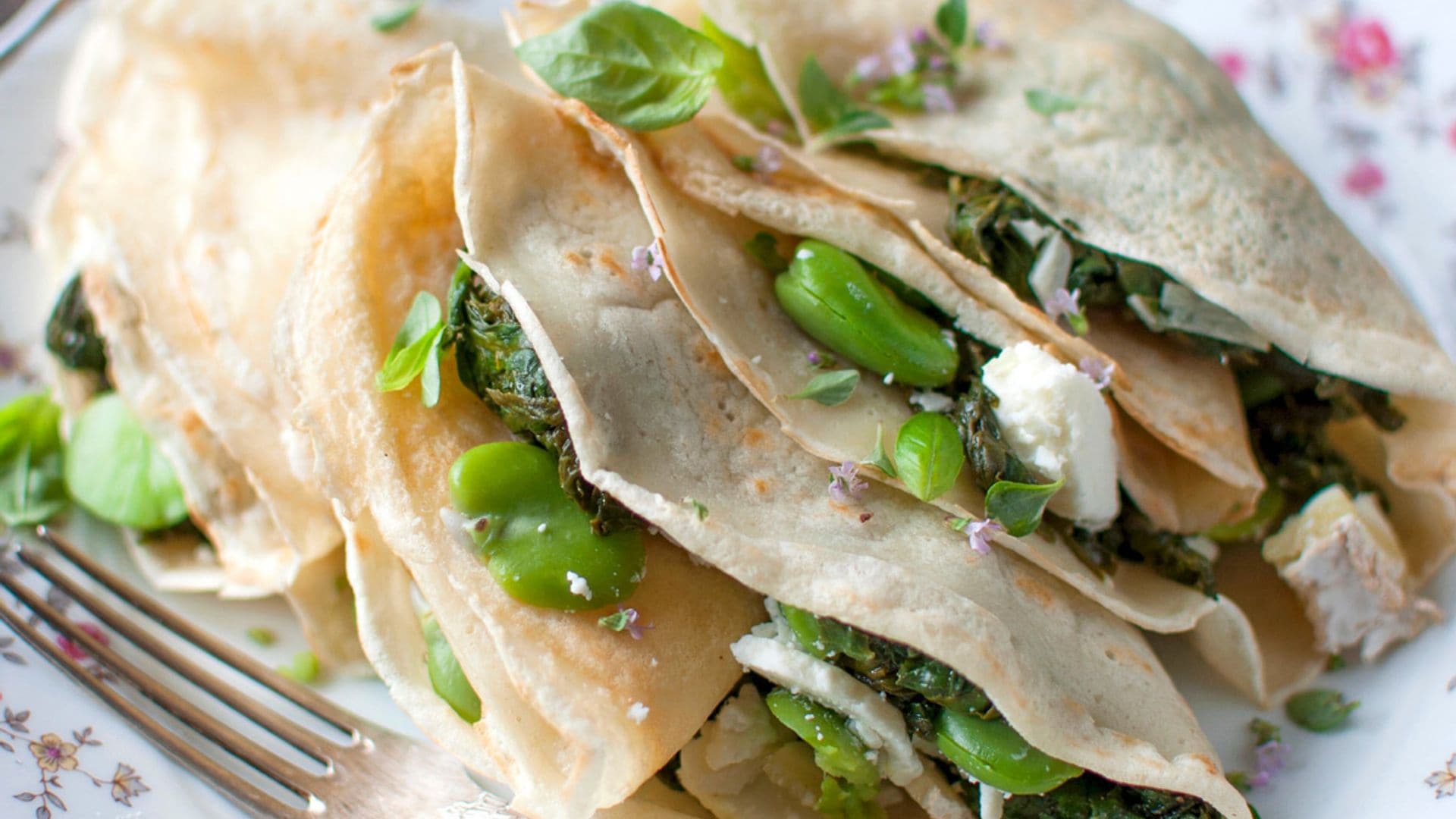 Crepes de habas con queso y pollo