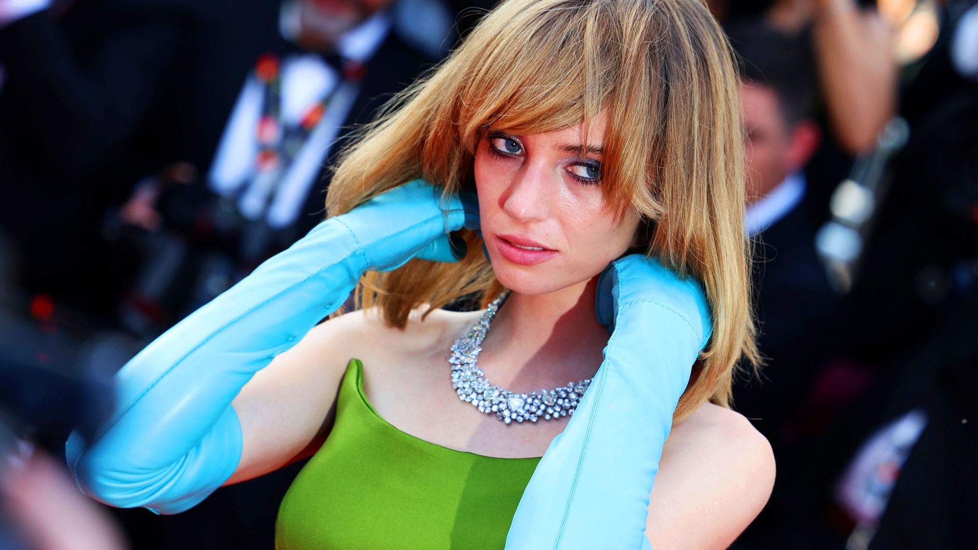 La hija de Ethan Hawke y Uma Thurman se casa por sorpresa e invita a la boda a sus compañeros de 'Stranger Things'