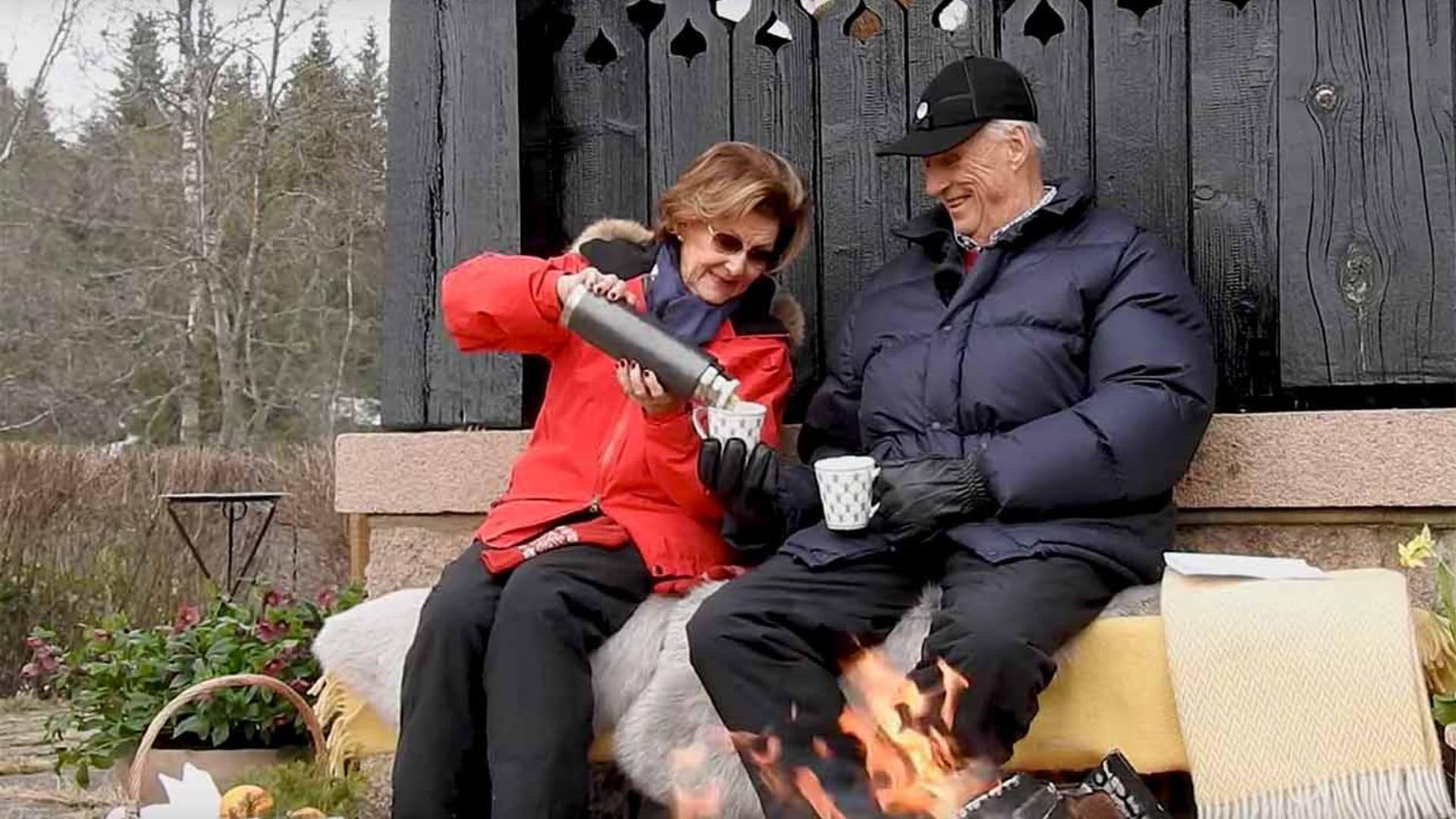 En el jardín, junto a un fuego y compartiendo té de un termo: el singular mensaje de los Reyes de Noruega