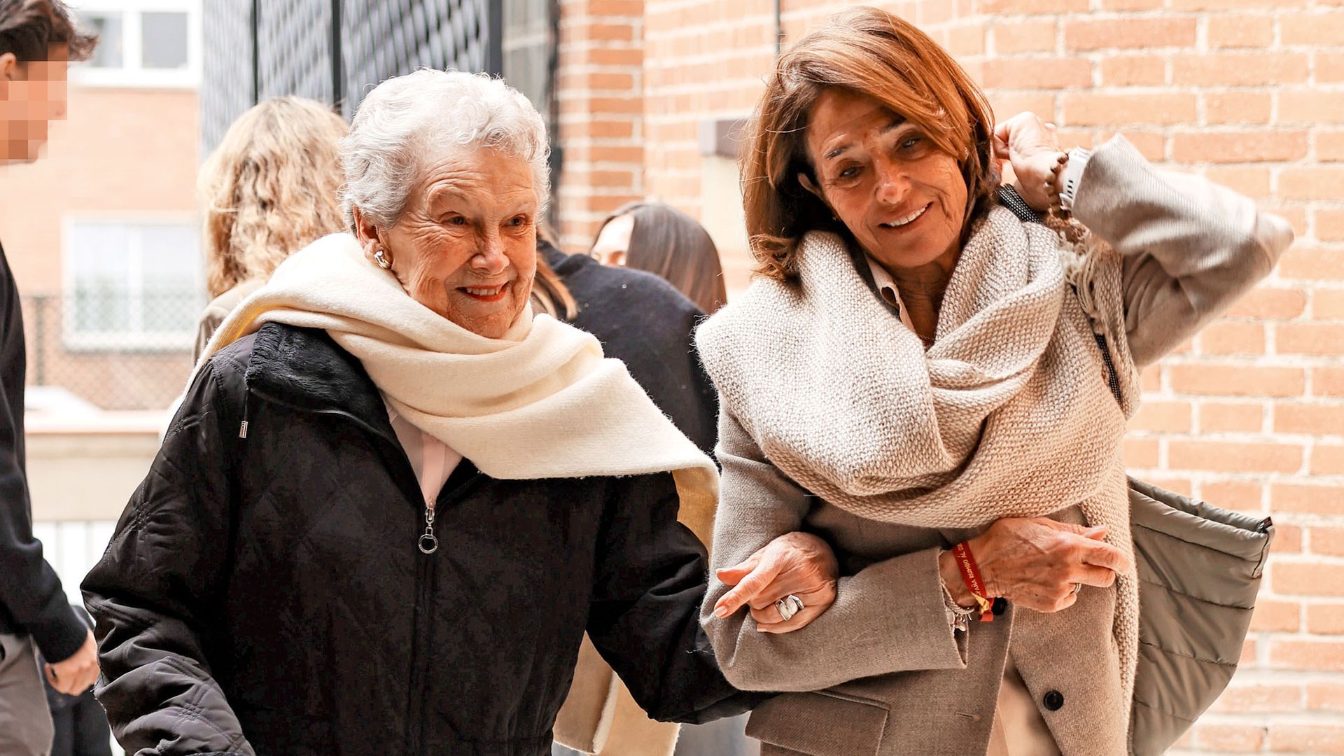 Rita Álvarez, madre de Emilio Aragón, el pilar fundamental de una gran familia y una bisabuela imparable a sus 91 años