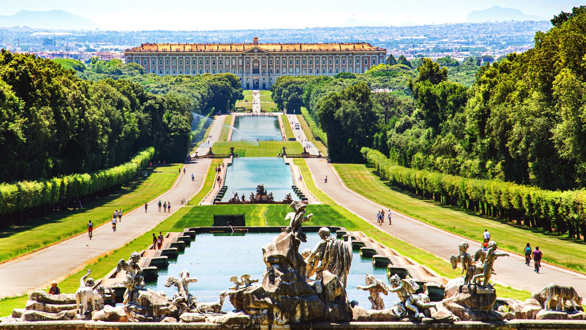 El palacio más grande del mundo está en Italia y parece sacado de un cuento