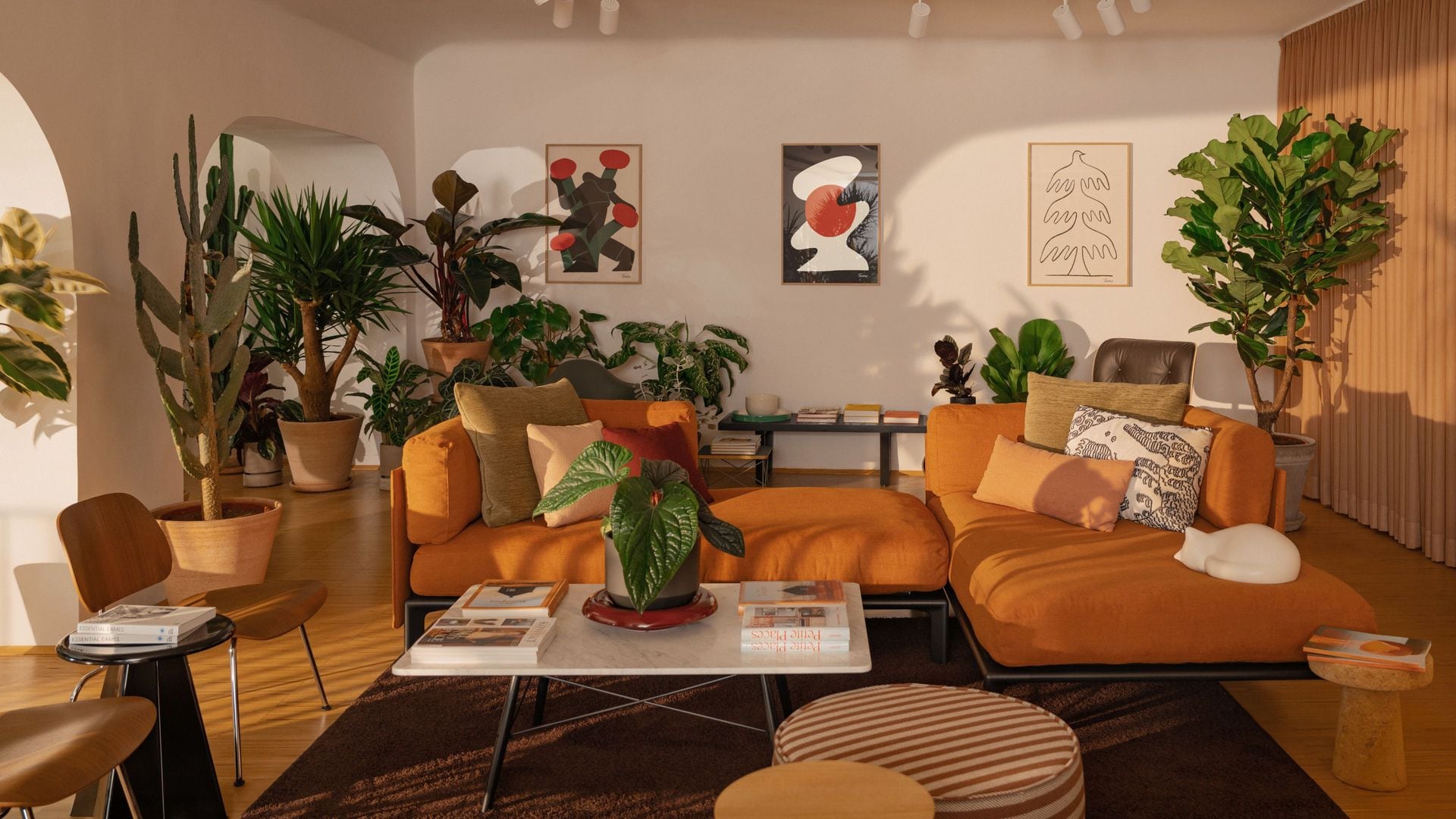 Salón con sofá naranja y sillas de vitra