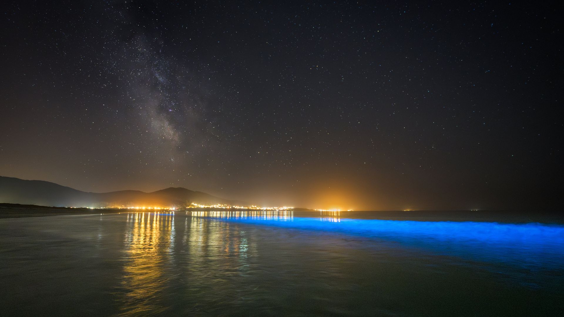 Playas españolas donde ver el increíble fenómeno de la bioluminiscencia: cuándo y dónde disfrutar del mar brillante