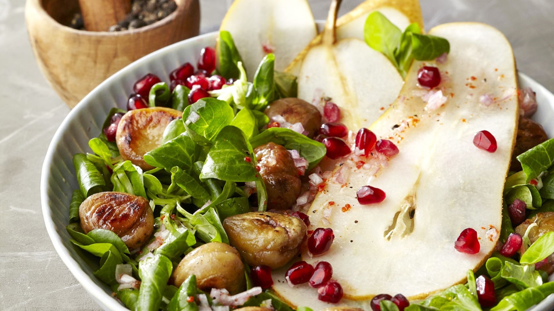Ensalada de canónigos con pera y granada