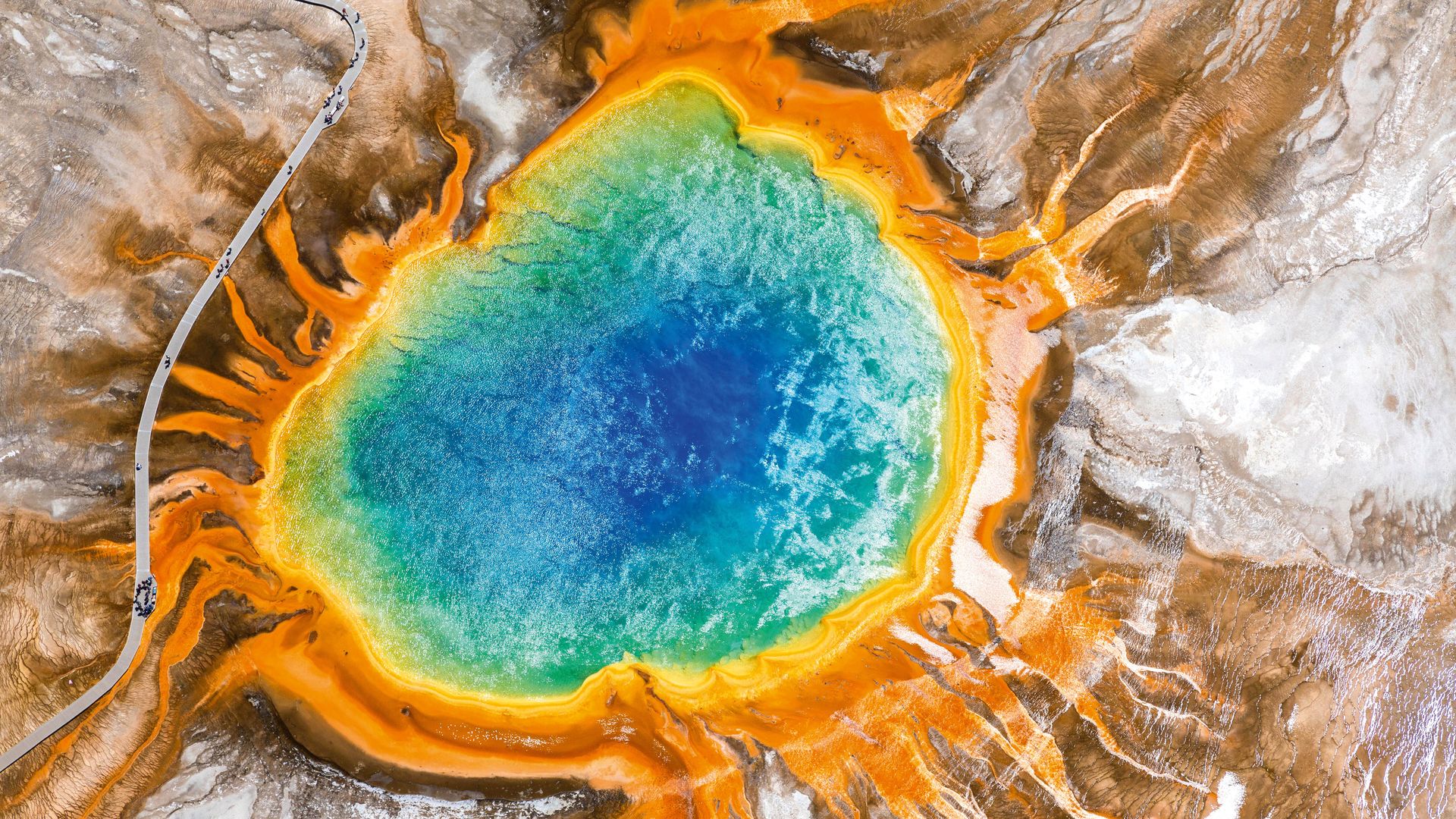 En el Parque Nacional de Yellowstone (Estados Unidos), la Grand Prismatic Spring impresiona por sus anillos de color, formados por microorganismos que prosperan en aguas casi hirvientes. Con más de 110 metros de diámetro, es la fuente termal más grande del país.