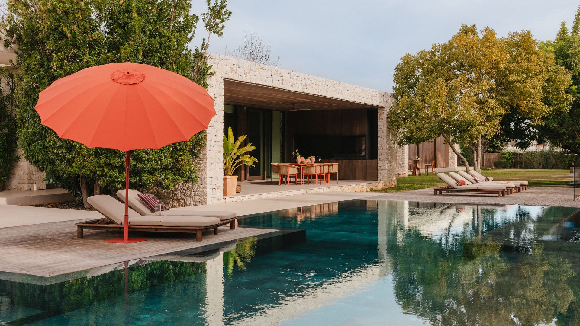 Espacio exterior con mobiliario de The Masie
