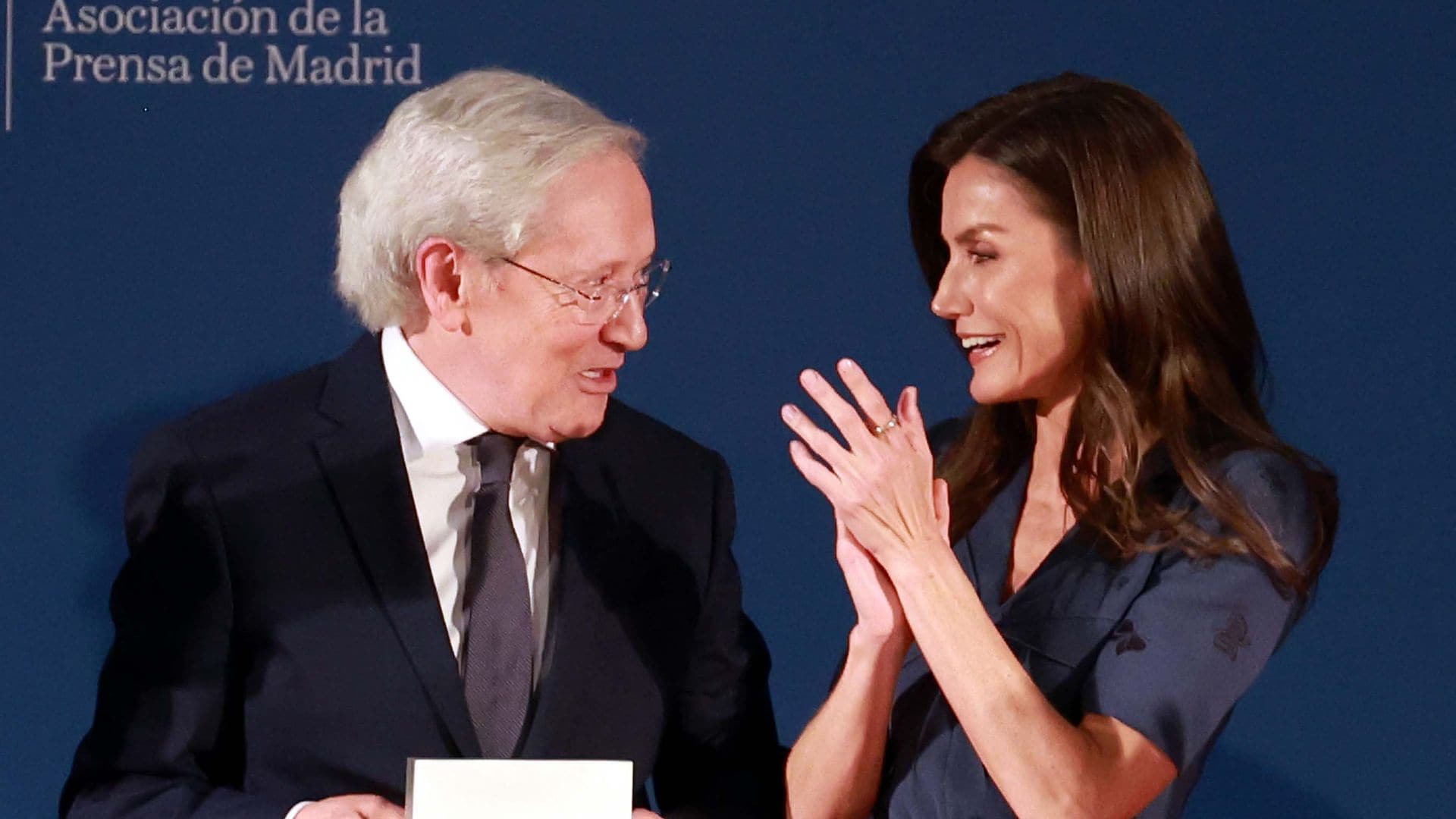 El momentazo de la reina Letizia con Fernando Ónega en los premios APM