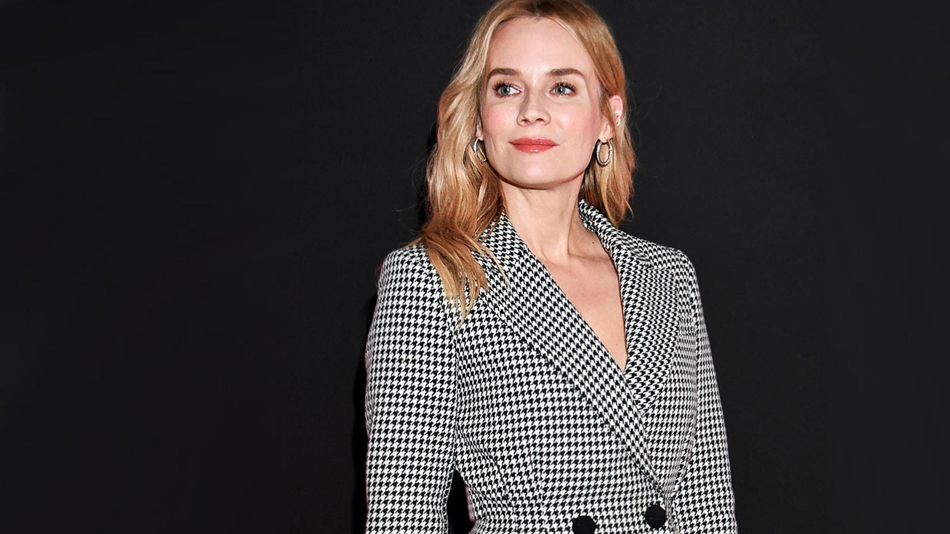 Diane Kruger se marca un 'reina Letizia' con su chaqueta de pata de gallo y sus leggins roqueros