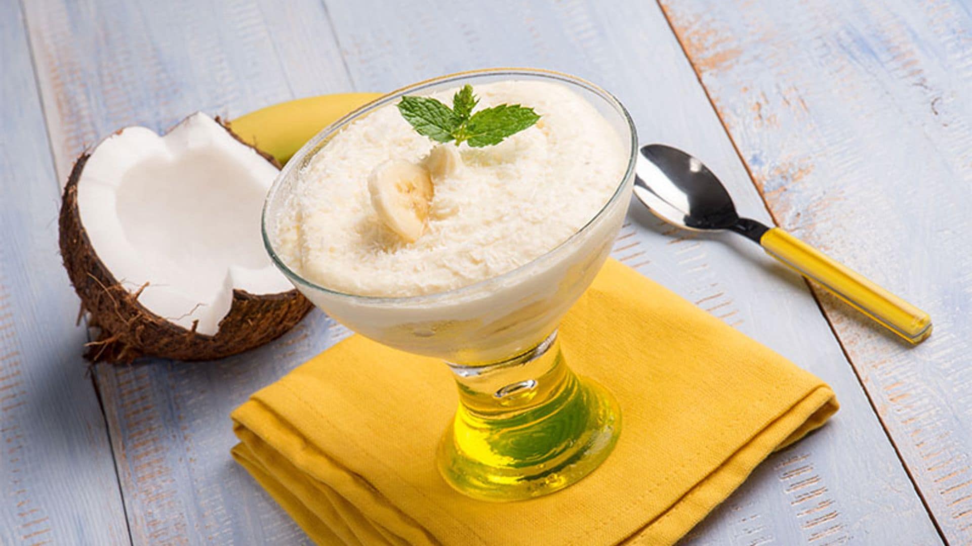 'Mousse' de plátano, coco y chocolate blanco