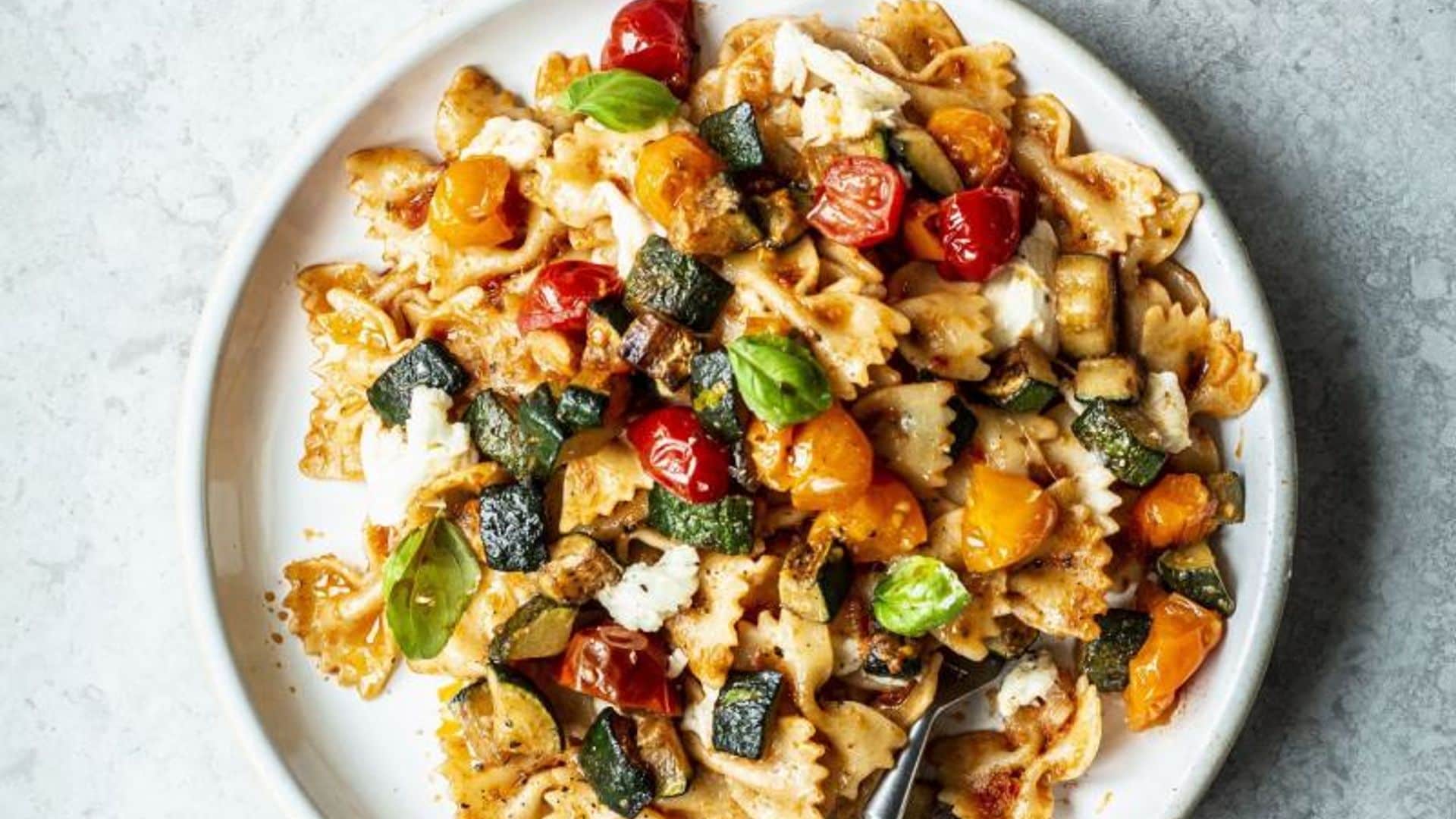 Lazos de pasta con vegetales y pesto rojo