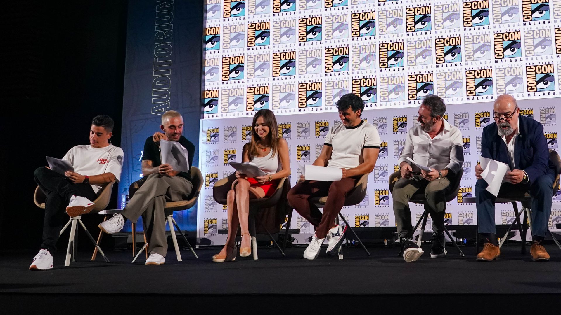 El cast de Los Serrano leyendo el guion del primer capítulo de la serie