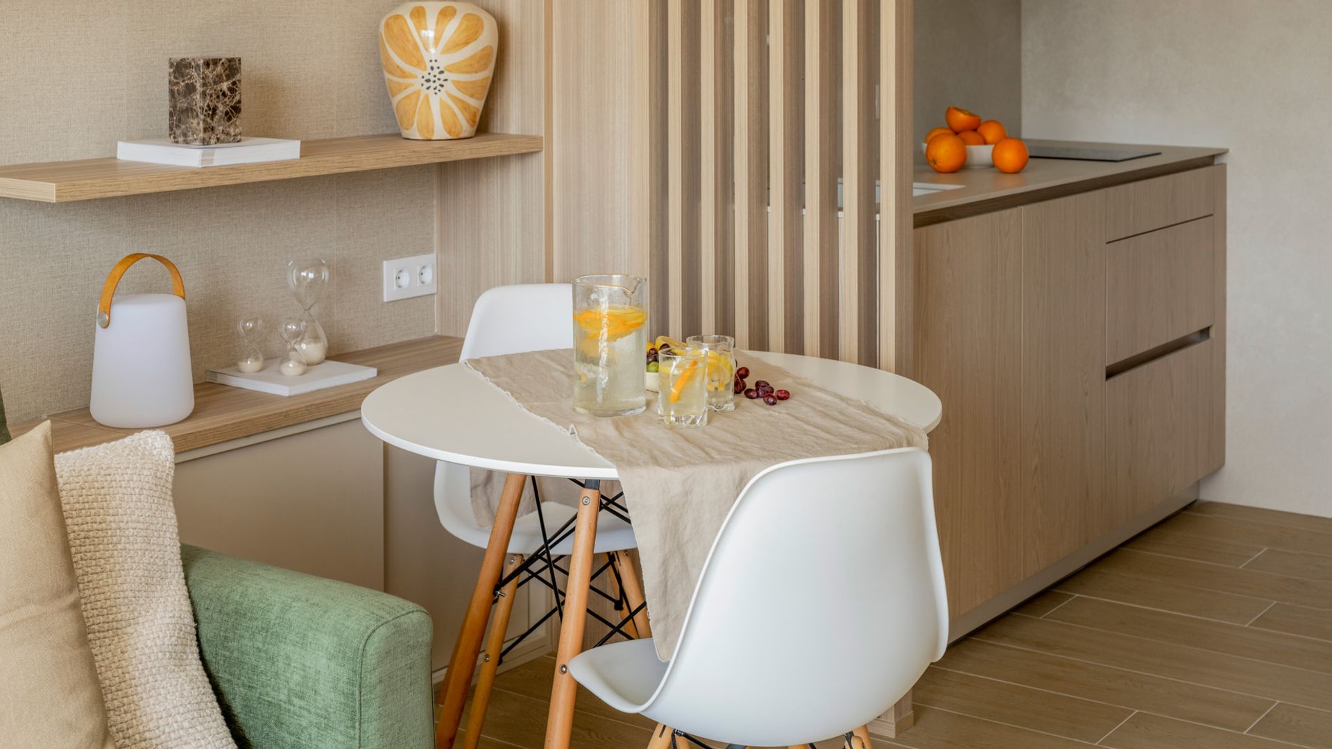Apartamento pequeño: zona de comedor entre salón y mini cocina