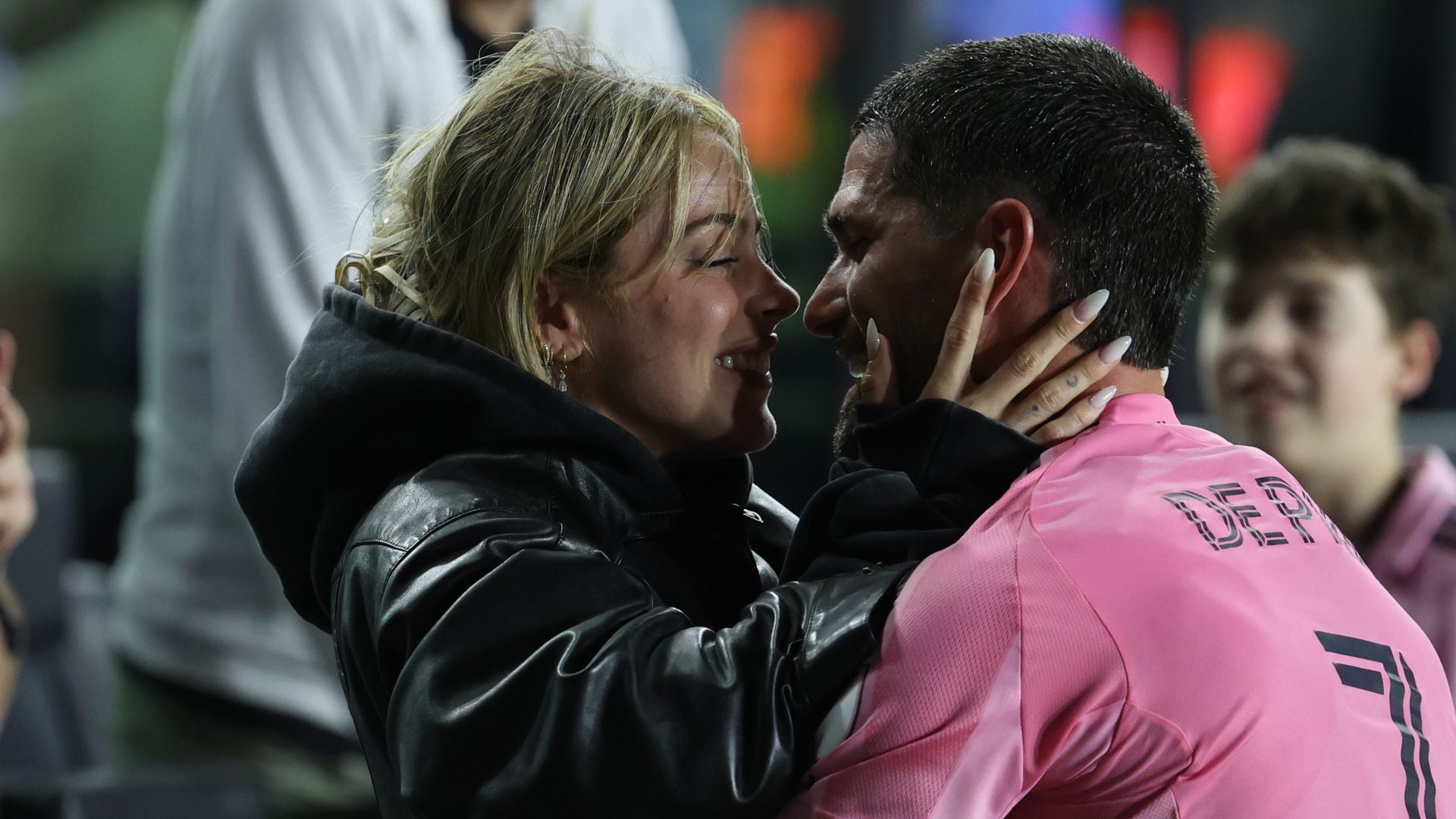 Tini apoyando a De Paul recienemente en el partido que le daría la victoria en la Copa de Conferencia con el Inter de Miami 