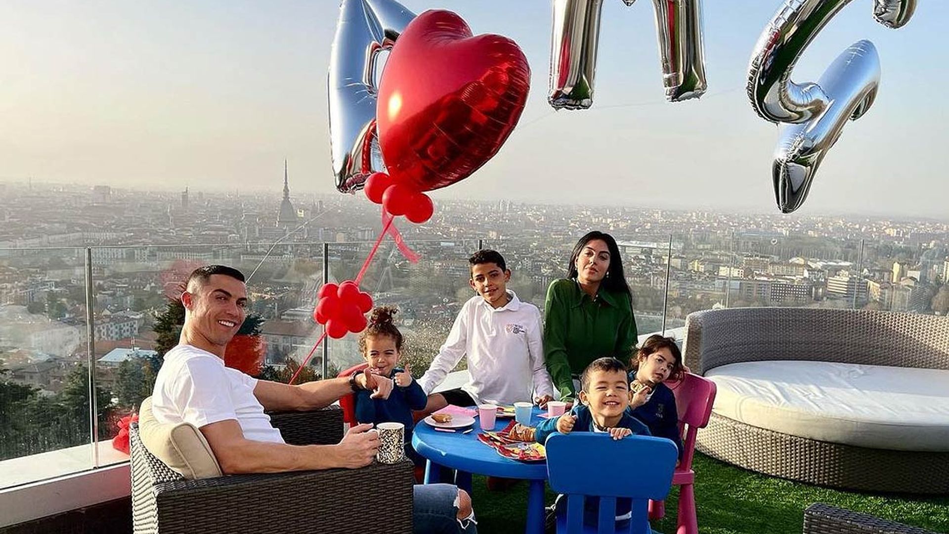 Parchís, bocadillos y por supuesto globos... lo normal en una tarde en el hogar de Georgina y Cristiano