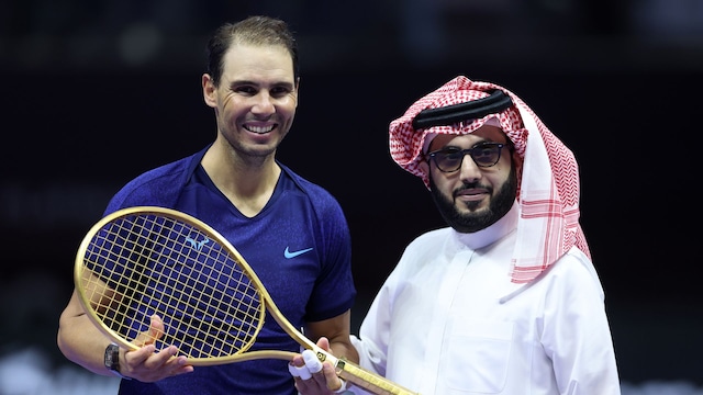 Rafa Nadal recibiendo una raqueta de oro en el Six Kings Slam