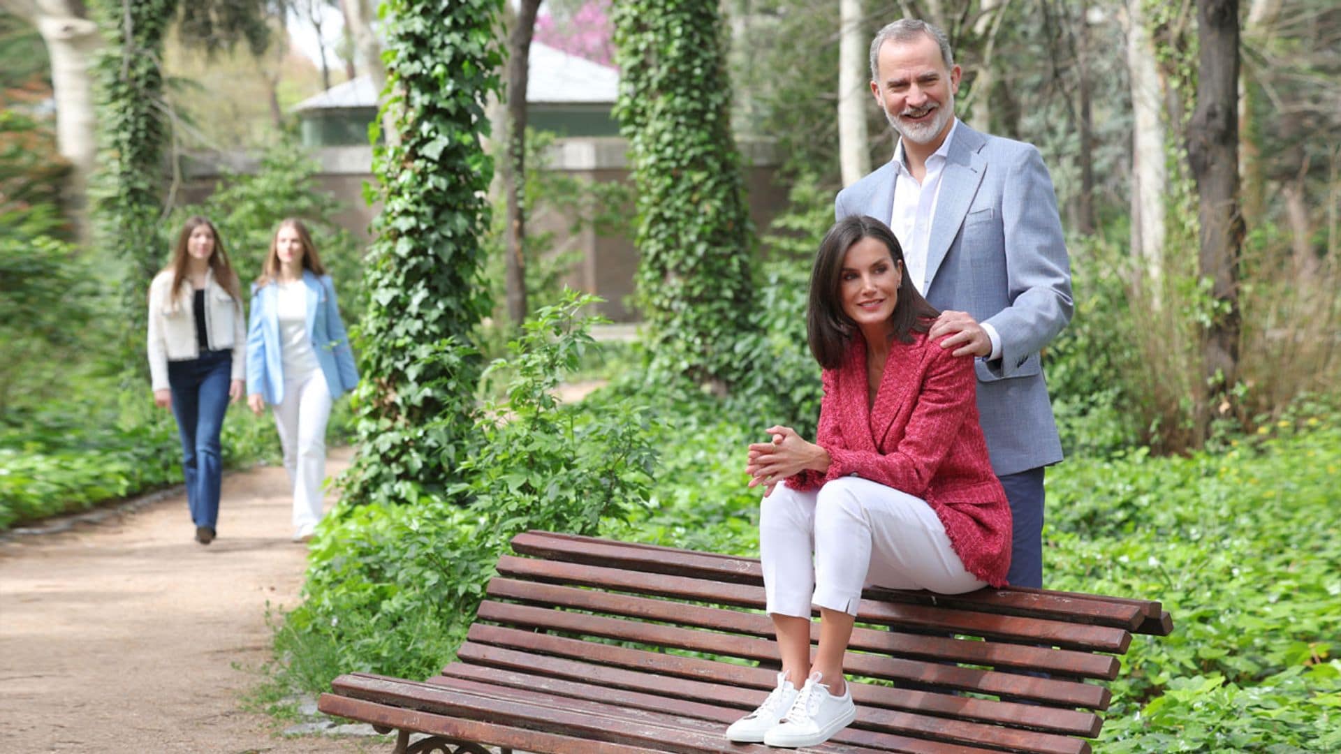 La evolución del calzado de la reina Letizia: de sus 'stilettos' con plataforma a las zapatillas más cómodas