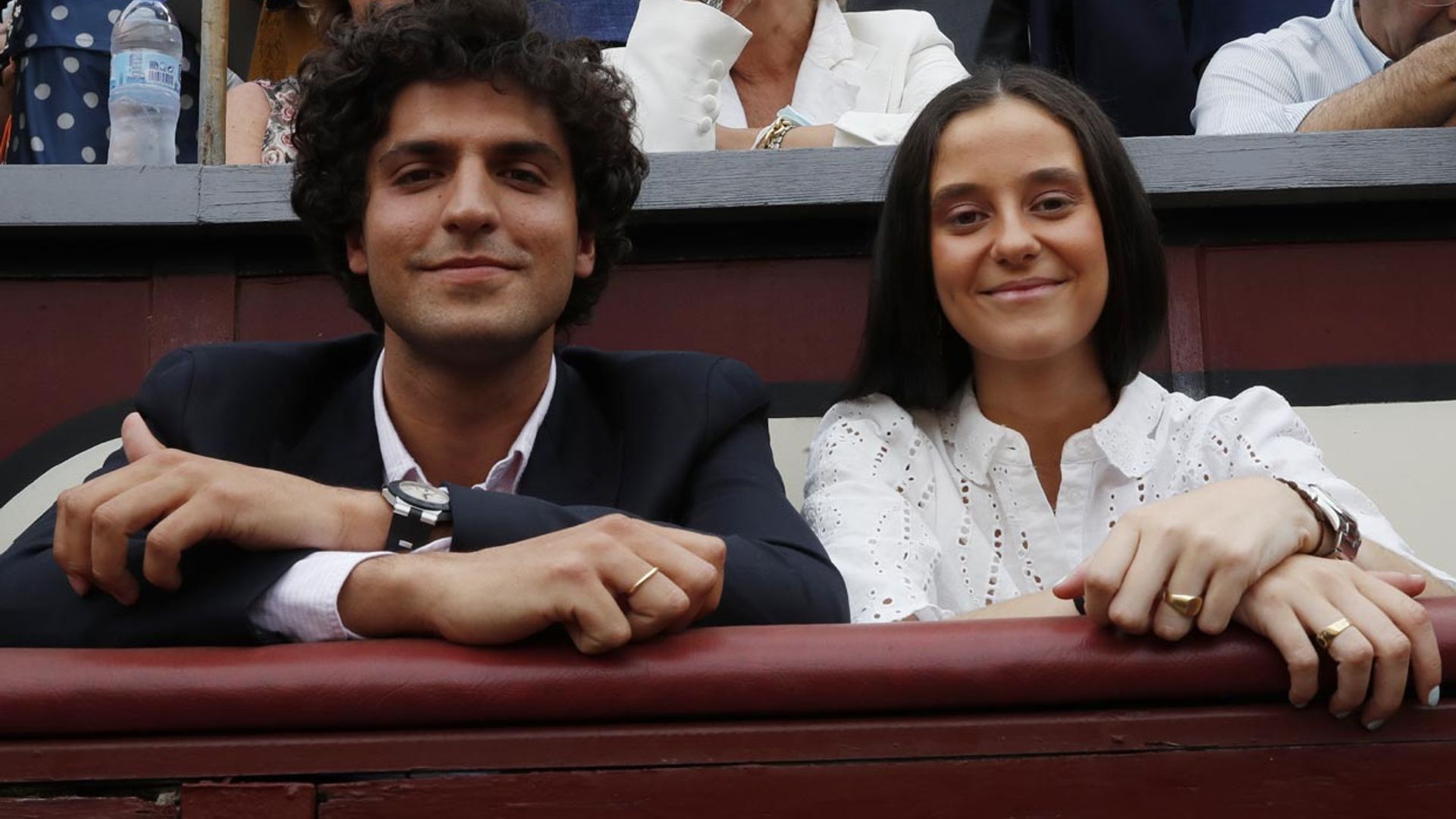 La tarde taurina de Victoria de Marichalar mientras su madre y su abuelo se reencuentran en Galicia