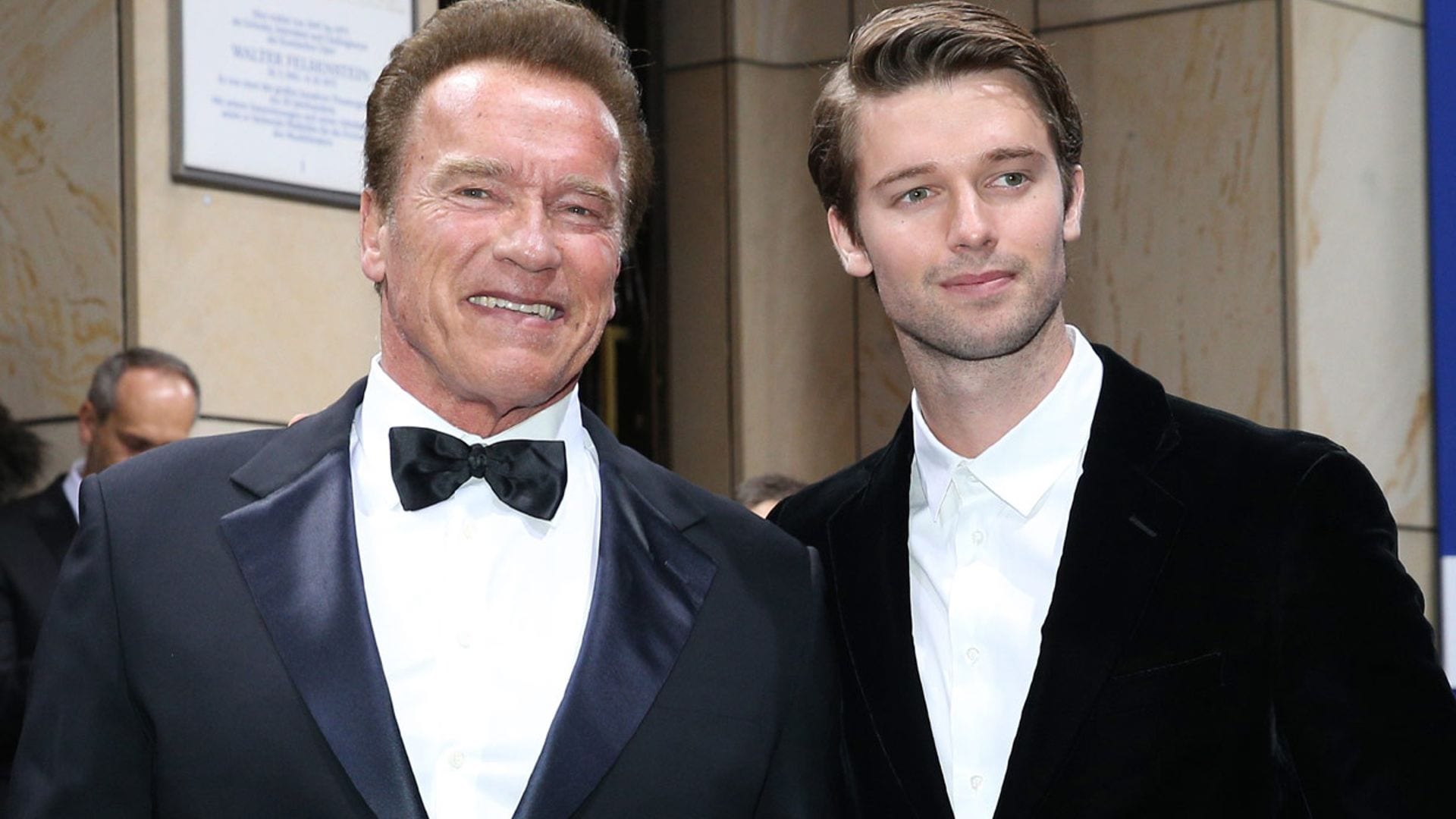 Arnold Schwarzenegger se convierte en peluquero para su hijo... pero a su manera