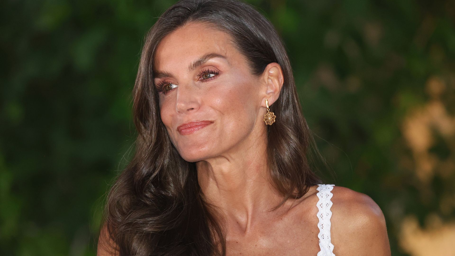 Reina Letizia con vestido blanco en el Palacio Marivent en Palma de Mallorca