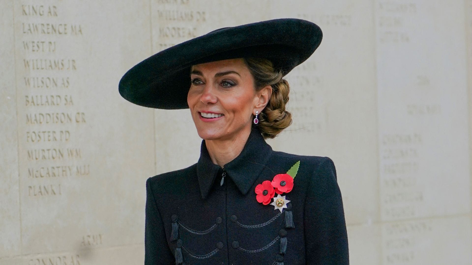 Kate Middleton cambia su melena por el recogido trenzado más romántico con pamela en el 'Armistice Day'
