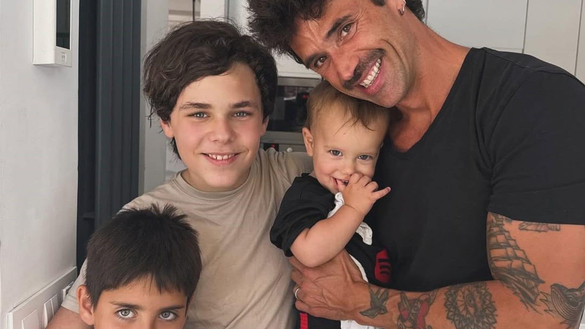 Matías Novoa junto a sus hijos Axel, Milo y Marcelo, el primogénito de Michelle Renaud.