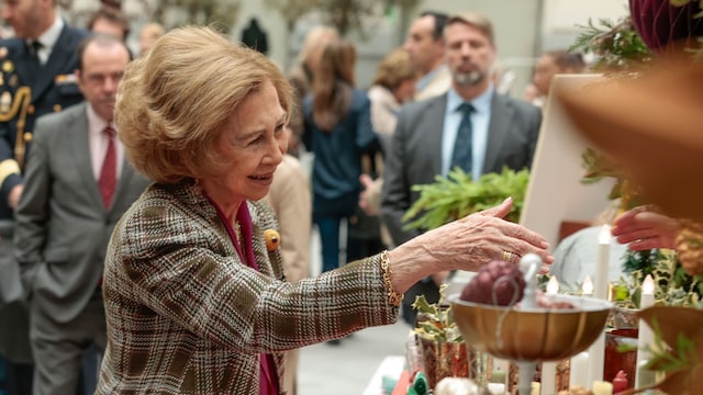 Plano medio de la reina Sofía en el rastrillo Nuevo Futuro