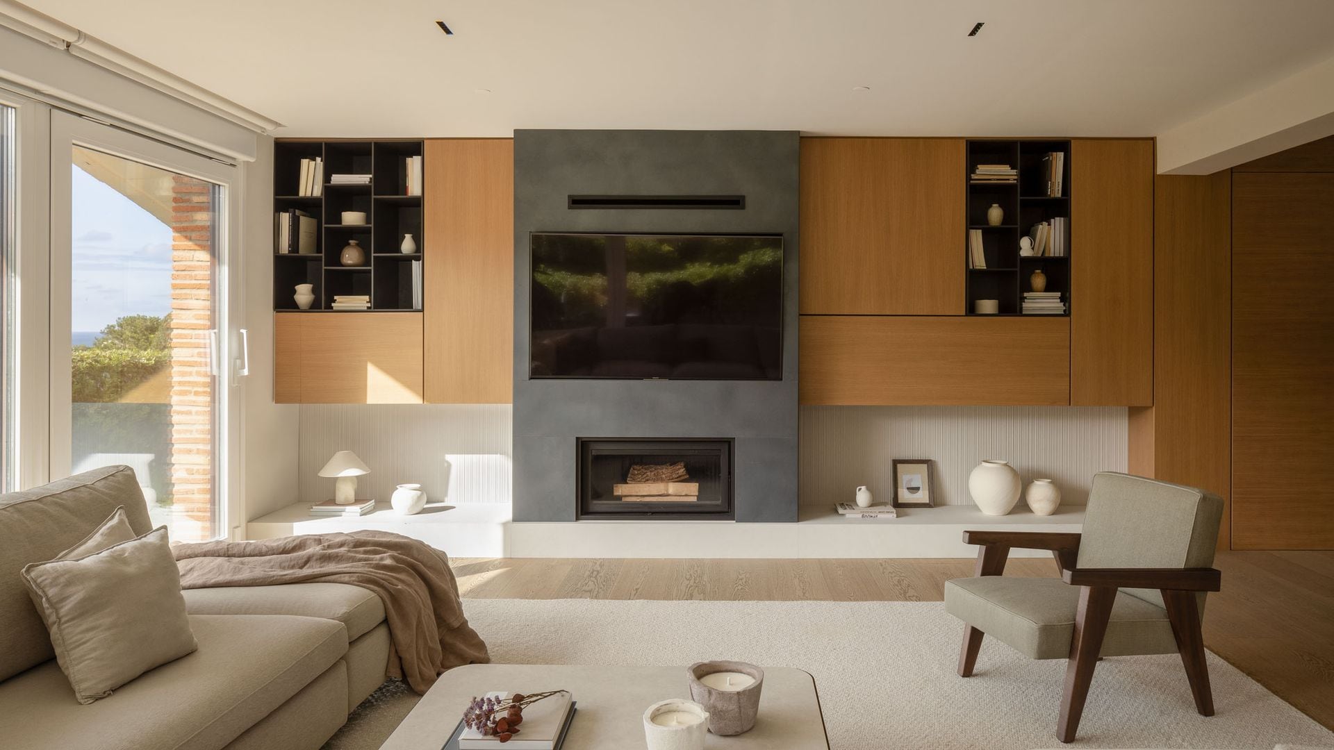 Frente a medida en el salón con chimenea y televisor