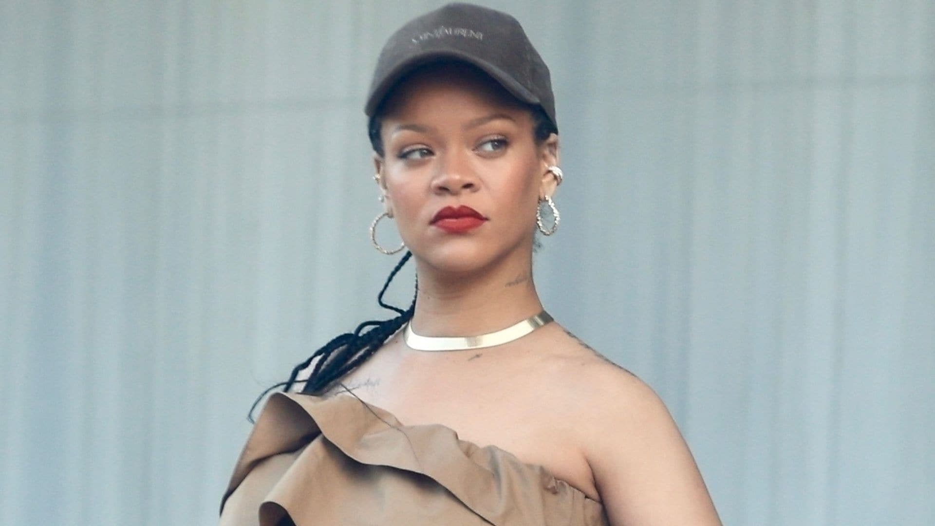 Rihanna tiene el look ‘boho-chic’ perfecto para las ‘mom-to-be’