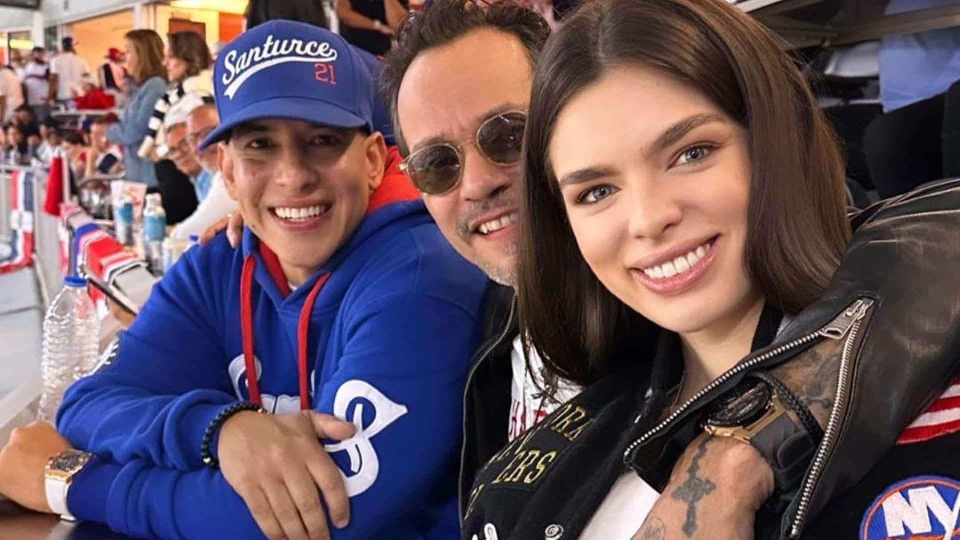 Nadia Ferreira presume su crecida pancita de embarazo en un emocionante juego de béisbol