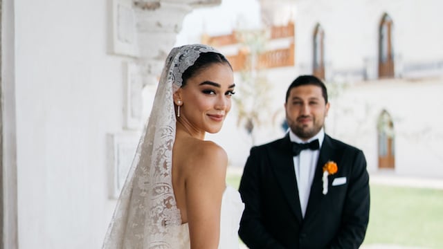 Ale Capetillo y Nader Shoueiry celebran su boda inolvidable en México, rodeados de emoción, amor y momentos únicos capturados en esta imagen oficial.