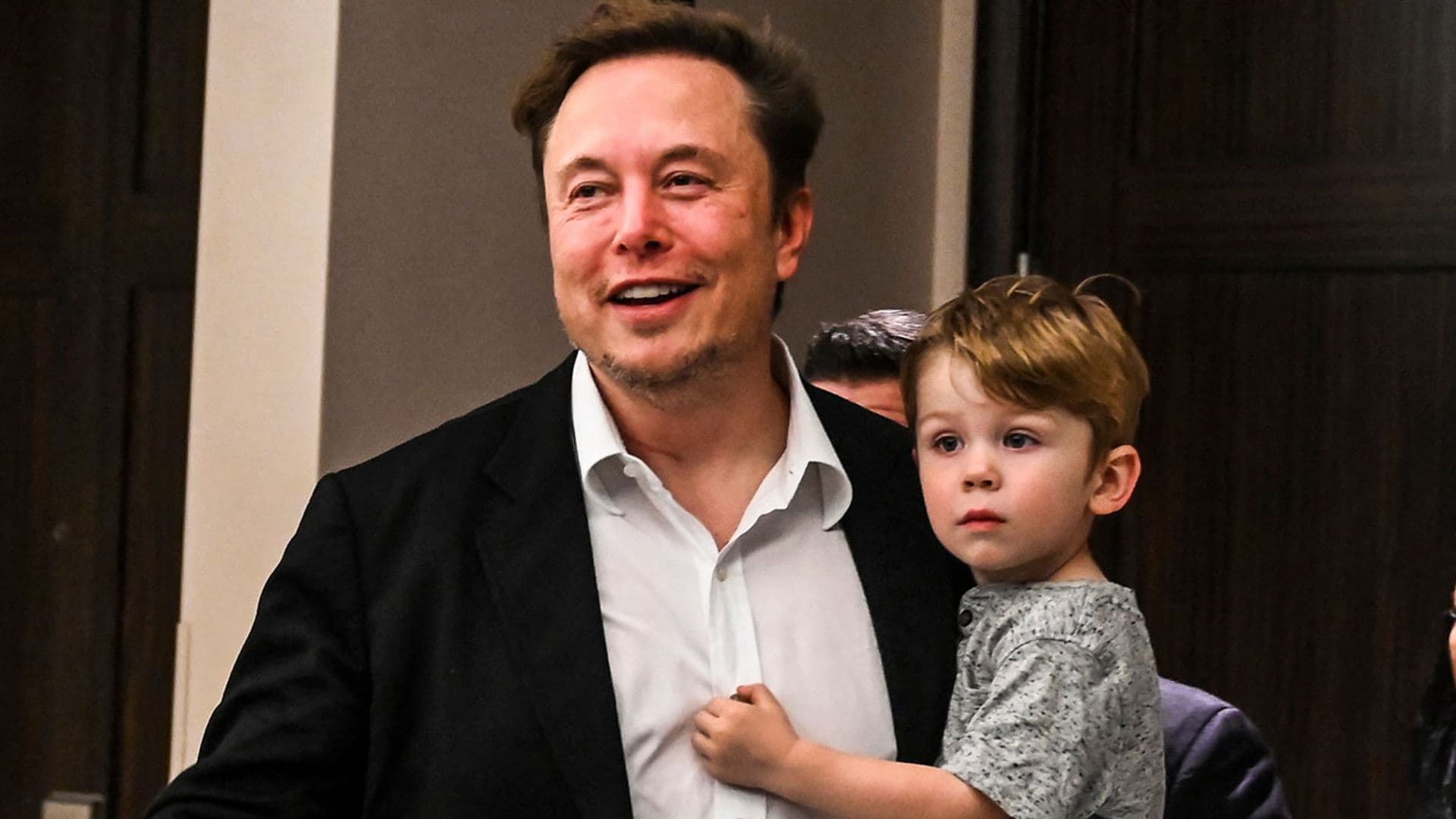 Elon Musk se lleva a su hijo X AE A-XII, de 2 años, al trabajo