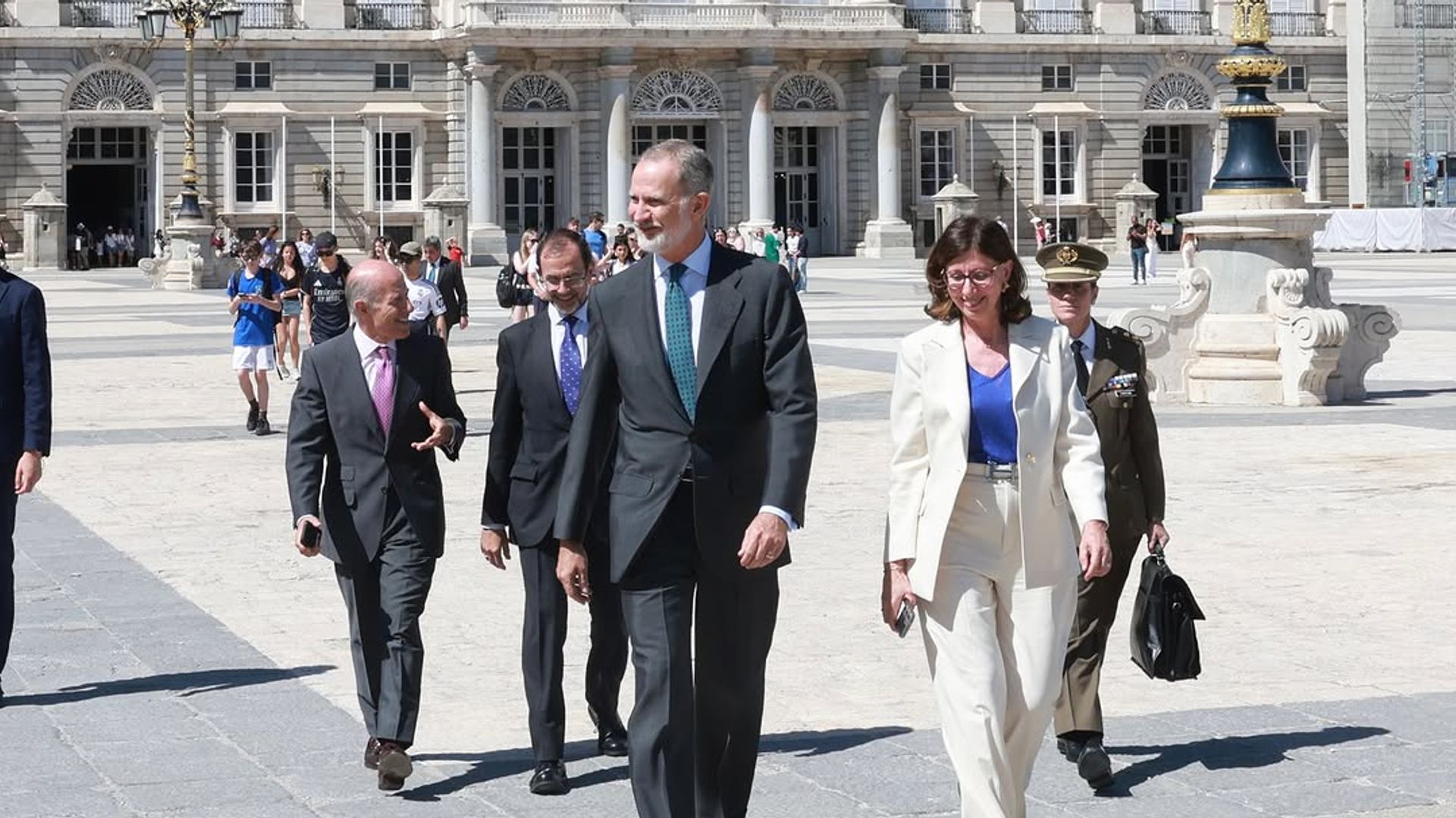 Las insólitas imágenes del rey Felipe VI saliendo del Palacio Real de Madrid como un turista más