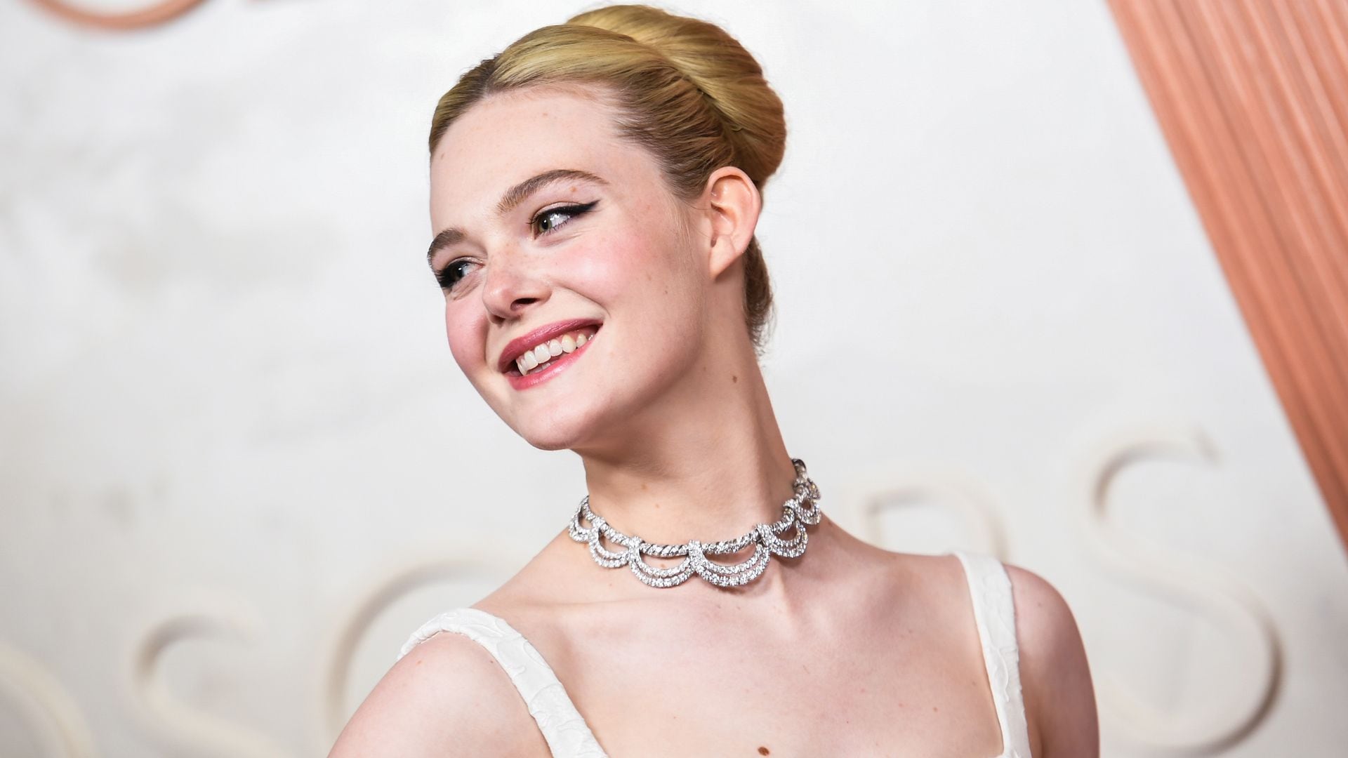 El collar 'vintage' que Elle Fanning rescató para su debut en los Oscar: ¿es una tiara de Wallis Simpson?