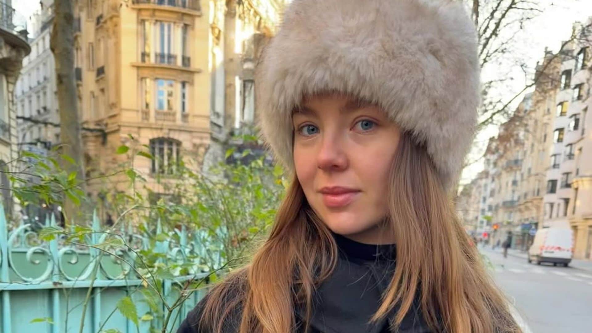 Alejandra de Hannover con abrigo de Khaite y gorro de pelo.