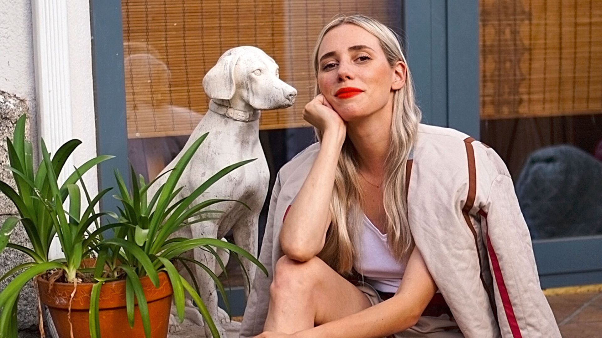 Lulu Figueroa posando con una escultura en su casa