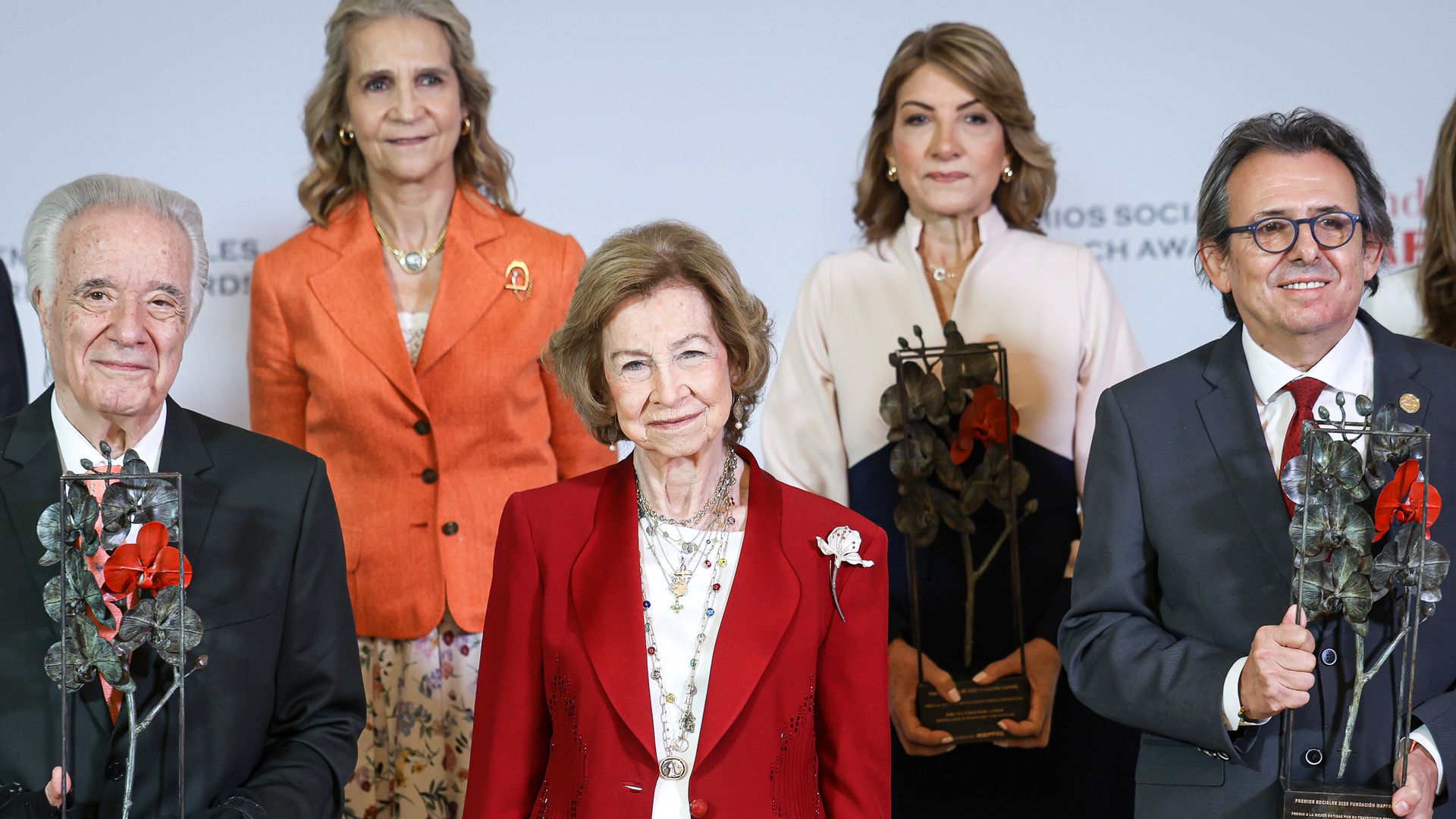La reina Sofía coincide con la infanta Elena en los premios de la Fundación Mapfre