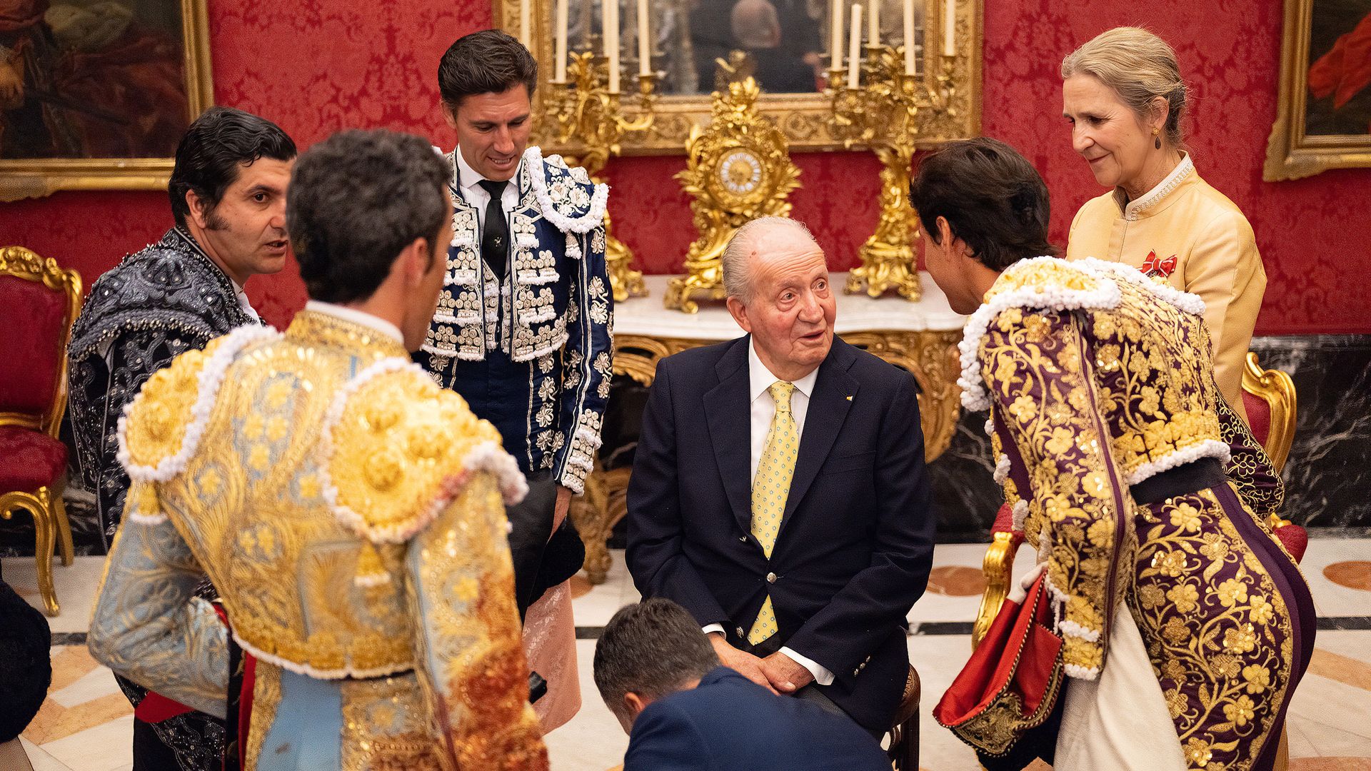 El rey rodeado de toreros en un acto oficial