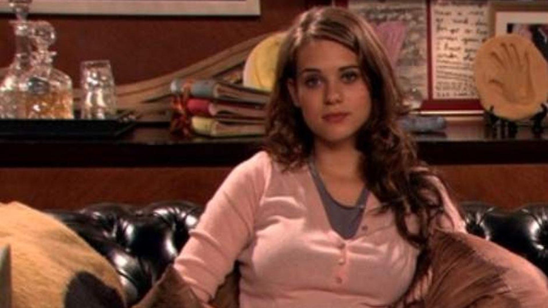 Lyndsy Fonseca como Penny Mosby, la hija que escucha incrédula la historia de sus padres en 'Cómo conocí a vuestra madre