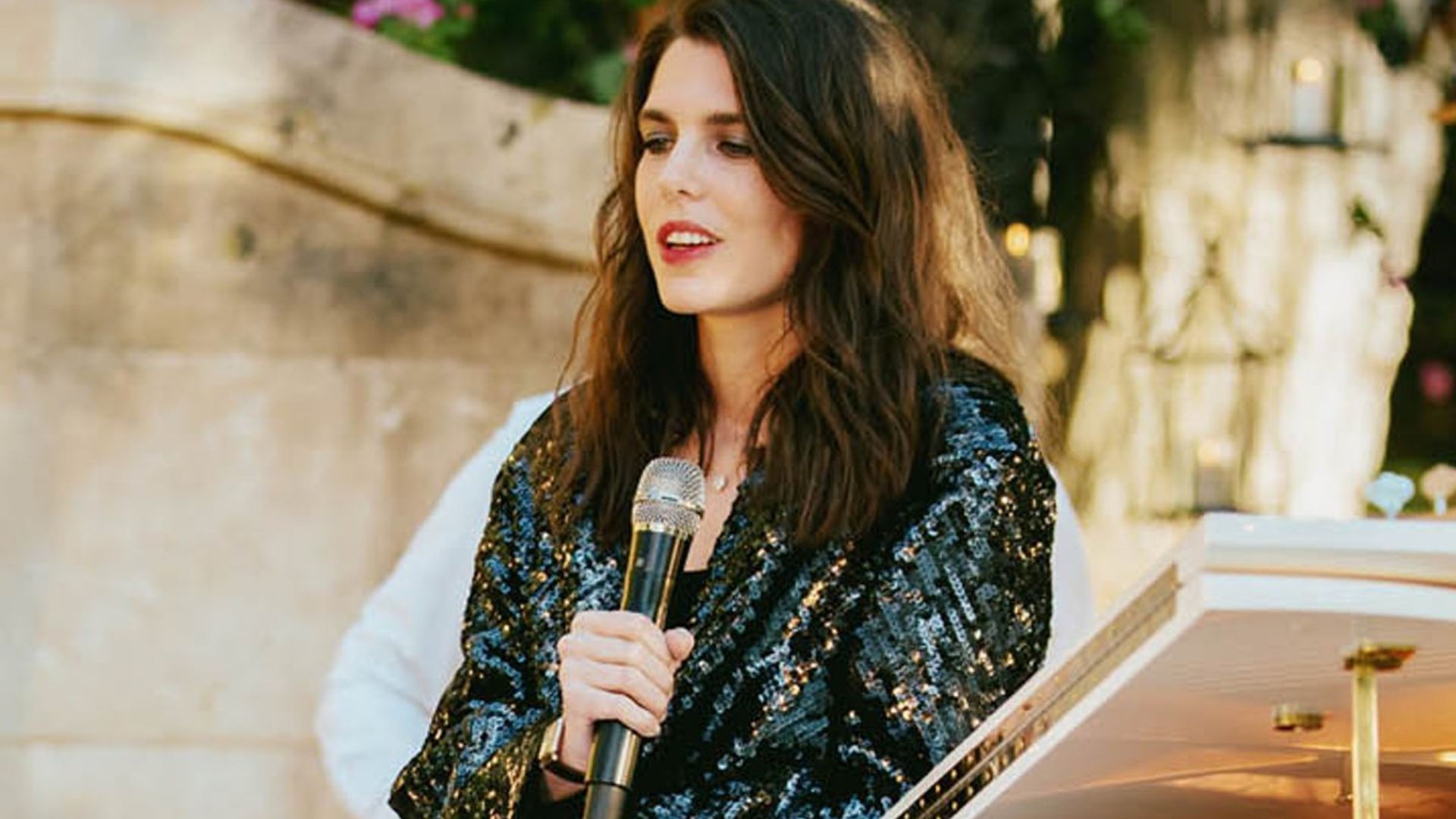 La sorpresa de Carlota Casiraghi: se sube al escenario como una estrella y debuta como cantante