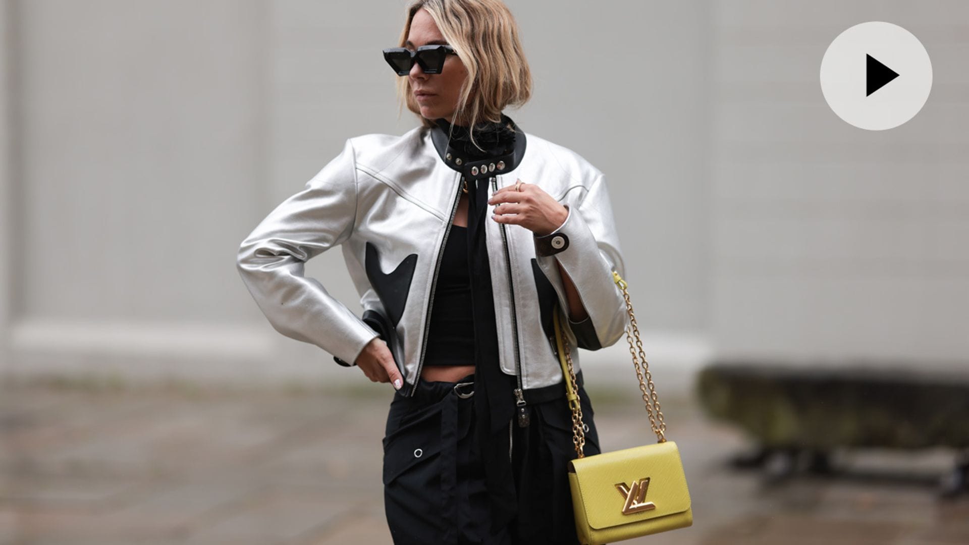 Cinco looks con zapatos, bolsos y cazadoras metalizadas para brillar en días fríos y nublados