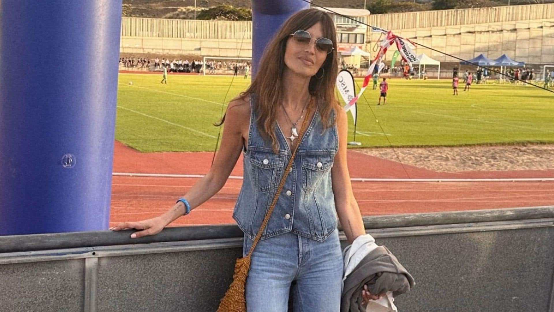 El chaleco vaquero de Sara Carbonero, el básico definitivo para llevar el 'double denim' con estilo