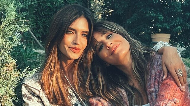 Sara Carbonero e Isabel Jiménez sentadas posando en un jardín